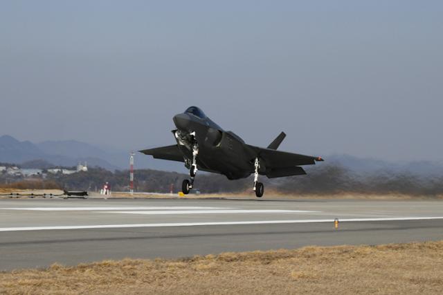 한국 공군 스텔스 전투기 F-35A '프리덤 나이트(Freedom Knight)'가 3일 한미 연합공중훈련 참가를 위해 청주기지 활주로를 이륙하고 있다. 공군 제공