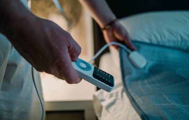 전기장판 전자파 노출을 최소화하려면 자기 전에는 온도를 취침모드로 바꾸고 누울 때는 머리를 제외하고 어깨 밑으로 전기장판을 위치시키는 것이 좋다./사진=게티이미지뱅크