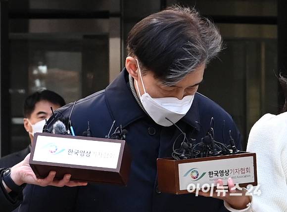 자녀 입시비리와 감찰 무마 혐의로 기소된 조국 전 법무부 장관이 3일 오후 서울중앙지법에서 열린 1심 선고공판에 출석한 후 법원을 나서고 있다. 서울중앙지법 형사합의21-1부(부장판사 마성영 김정곤 장용범)는 3일 뇌물수수, 위계에 의한 공무집행방해, 업무방해 등 혐의로 기소된 조 전 장관에게 징역 2년에 추징금 600만원을 선고했다. [사진=김성진 기자]