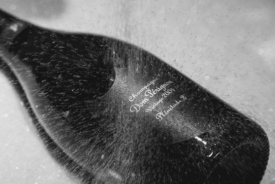 18년의 숙성을 마친 뒤 절정을 맞은 '돔 페리뇽 플레니튜드 2'. 돔 페리뇽은 최근 이 샴페인의 2004년 빈티지를 국내에 출시했다. 사진 돔 페리뇽