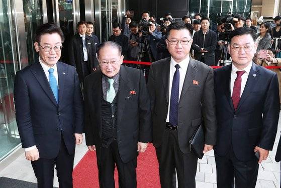 2018년 11월 15일 이재명 당시 경기도지사(왼쪽)가 경기도 성남 제2판교테크노밸리를 방문한 이종혁 조선아시아태평양위원회(아태위) 부위원장(왼쪽 둘째) 등 북한 대표단과 기념촬영하는 모습. 맨 오른쪽은 안부수 아태평화교류협회장. 검찰에 따르면 쌍방울은 경기도의 대북사업 창구인 아태협을 지원하는 식으로 사실상 경기도의 대북사업을 함께 했다. 뉴스1.