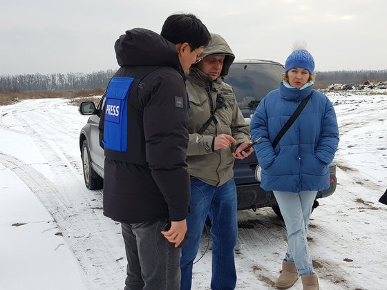 지난달 31일(현지시간) 우크라이나 부차에서 만난 예브게니(가운데). 그는 지난해 3월 러시아군으로부터 살아남기 위해 카자흐스탄인이라고 국적을 속이고, 휴대전화 검사를 대비해 배터리가 없는 여분의 휴대전화를 소지하고 생활했다. 김홍범 기자