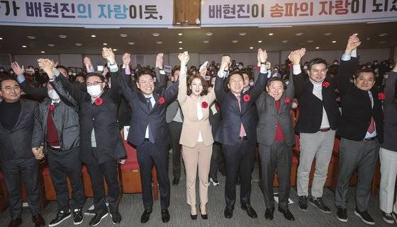 국민의힘 차기 당 대표 경선에 출마 선언한 김기현(왼쪽에서 여섯번째) 의원과 장제원(왼쪽에서 네번째) 의원, 배현진 (가운데) 의원이 지난달 5일 오후 서울 송파구민회관에서 열린 국민의힘 송파을 신년인사회에서 서로 손을 맞잡고 있다. 뉴시스