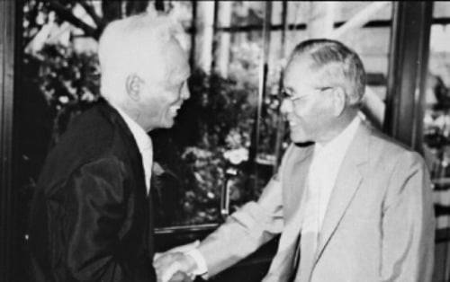 1981년 교보문고 개점식에서 만난 신용호 교보생명 회장(왼쪽)과 이병철 삼성 창업회장.