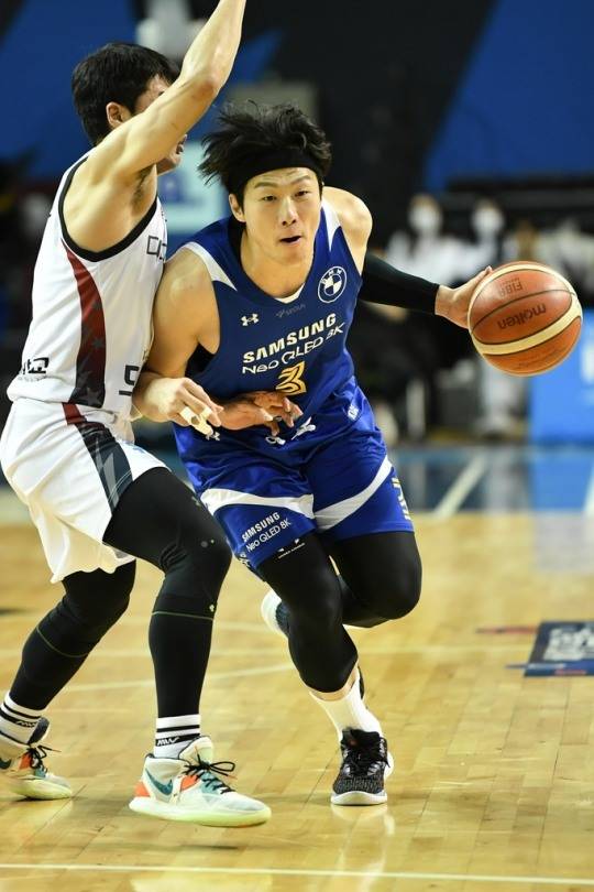 돌파하는 이정현[KBL 제공]