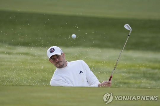 1라운드 1번 홀에서 벙커샷 하는 베일[Ray Acevedo-USA TODAY Sports/로이터=연합뉴스]