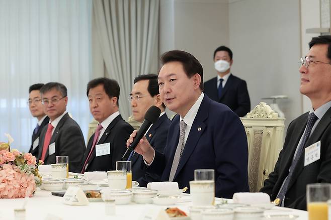 바라카 원전 건설 관계자들과의 오찬 간담회 참석한 윤 대통령 (출처 : 연합뉴스)