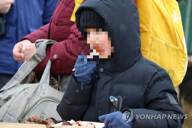소시지 먹고 있는 우크라 어린이. 기사와 무관. [사진출처 = 연합뉴스]
