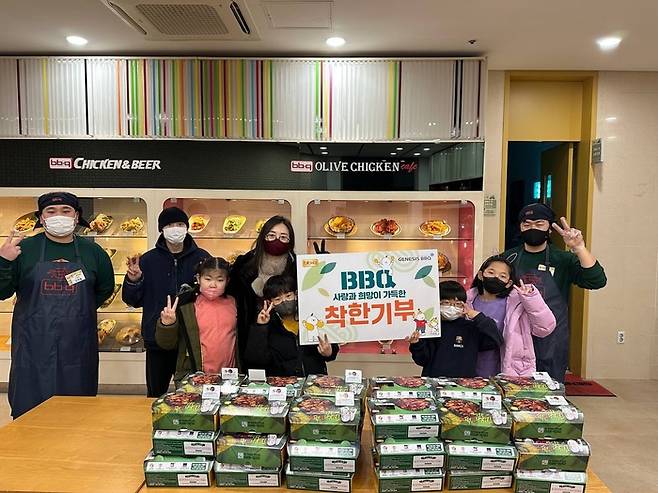 제너시스BBQ그룹이 ‘치킨대학 착한기부’를 통해 경기도 광주 아동복지센터에 치킨을 기부하고 있다. [사진 제공 = 제너시스BBQ]