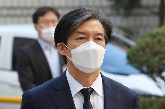 [서울=뉴시스] 권창회 기자 = 조국 전 법무부 장관이 18일 오전 서울 서초구 서울중앙지방법원에서 열린 자녀 입시비리 및 감찰 무마 의혹 관련 공판에 출석하고 있다. 2022.11.18.