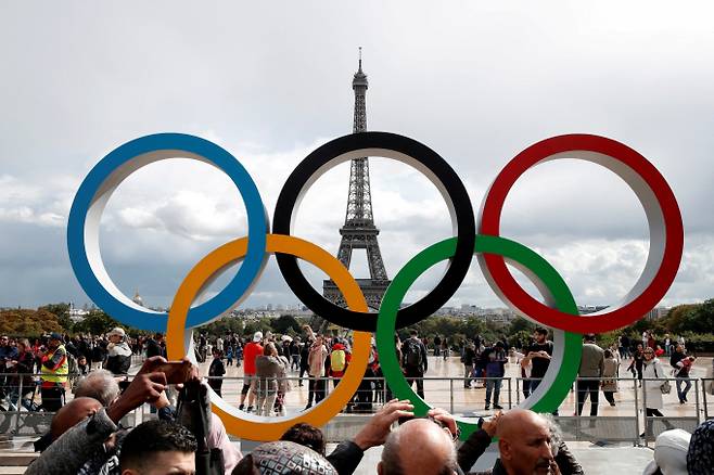 국제올림픽위원회(IOC)가 러시아와 벨라루스 선수들의 2024 파리올림픽 출전을 허용했다. 사진은 프랑스 파리에 설치된 오륜기 조형물. /사진= 로이터