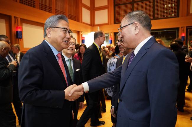 中 유엔대사 만난 박진 장관 박진(왼쪽) 외교부 장관이 지난 1일(현지시간) 미국 뉴욕 주유엔 한국대표부에서 유엔 안전보장이사회 비상임이사국 진출 지지 확보를 위해 개최한 리셉션에 참석해 장쥔 주유엔 중국대사와 악수를 나누며 이야기를 하고 있다.  외교부 제공