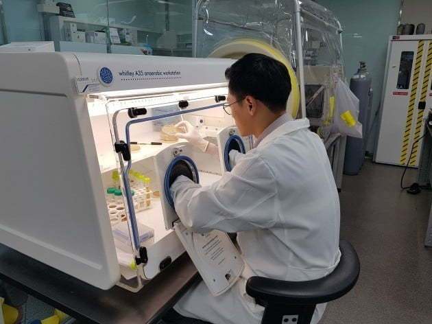 [서울=뉴시스] 지놈앤컴퍼니의 연구원이 실험을 하고 있다.  (사진=지놈앤컴퍼니 제공) *재판매 및 DB 금지