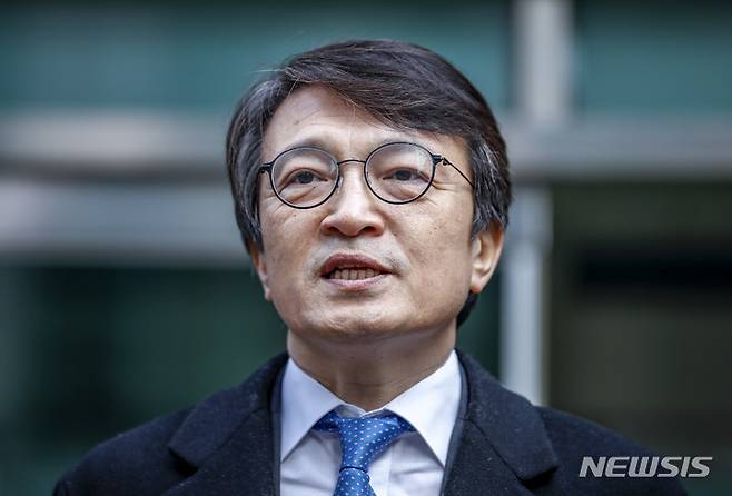 [서울=뉴시스] 정병혁 기자 = 김의겸 더불어민주당 대변인이 3일 오전 서울 종로구 서울경찰청 앞에서 김대기 대통령비서실장을 무고죄로 고발하기에 앞서 취재진의 질문에 답하고 있다. 2023.02.03. jhope@newsis.com