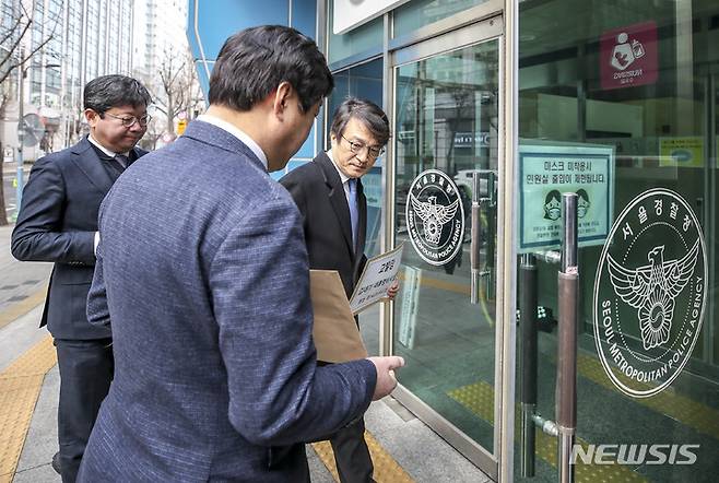 [서울=뉴시스] 정병혁 기자 = 김의겸 더불어민주당 대변인과 김승원 더불어민주당 법률위원장, 황명선 대변인이 3일 오전 서울 종로구 서울경찰청에 김대기 대통령비서실장을 무고죄로 고발하기 위해 민원실로 들어가고 있다. 2023.02.03. jhope@newsis.com