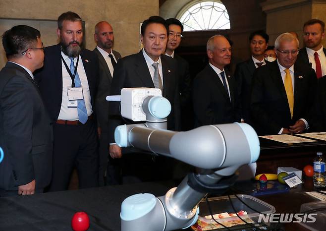 [토론토=뉴시스] 홍효식 기자 = 윤석열 대통령이 22일(현지시간) 토론토 대학교에서 열린 인공지능 전문가 간담회에 앞서 인공지능 고감각 로봇 손 시연을 시찰하고 있다. 2022.09.23. yesphoto@newsis.com