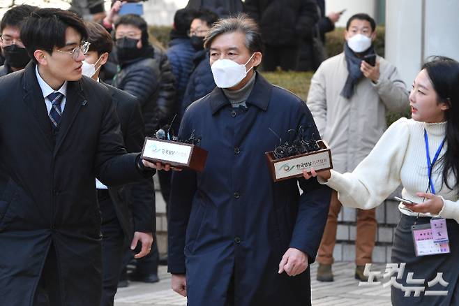 자녀 입시비리와 유재수 전 부산시 경제부시장 감찰 무마 혐의로 재판에 넘겨진 조국 전 법무부 장관이 3일 오후 서울 서초구 서울지방법원에서 열린 1심 선고공판에서 징역 2년에 추징금 600만 원을 선고받은 후 법원을 나서고 있다. 아들 입시비리 관련 공범 혐의로 조 전 장관과 함께 기소된 배우자 정경심 전 교수는 기존 딸 입시비리 관련 징역 4년에 더해 징역 1년을 추가로 선고받았다. 류영주 기자