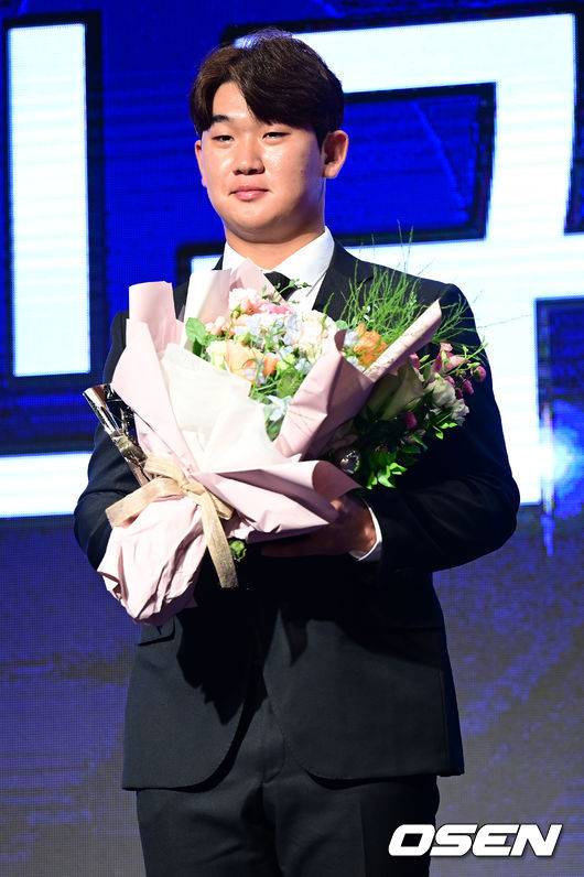 [OSEN=최규한 기자]퓨처스리그 타자부분 북부리그 타점상을 거머쥔 한화 정민규가 포즈를 취하고 있다. 2022.11.17 / dreamer@osen.co.kr