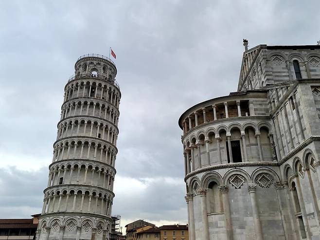 피사의 사탑. 갈릴레이가 무거운 물체와 가벼운 물체를 떨어뜨린 곳으로 유명하다