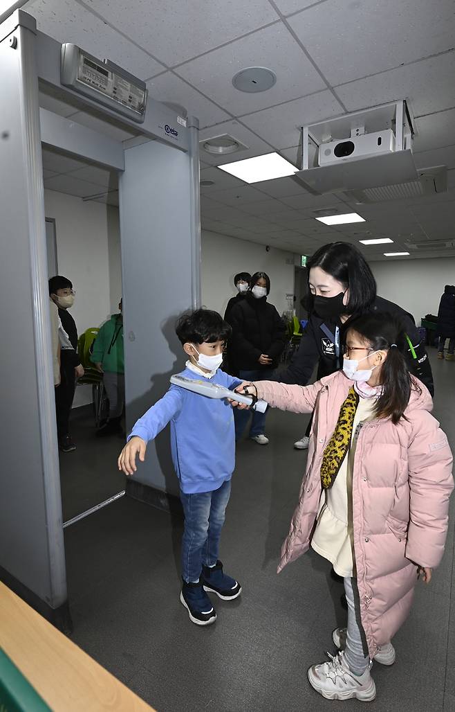 2일 김포공항을 찾은 지역 어린이들이 보안검색교육장에서 보안검색 체험을 하고 있다.