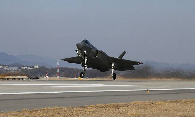 한국 공군 스텔스 전투기 F-35A '프리덤 나이트(Freedom Knight)'가 3일 한미 연합공중훈련 참가를 위해 청주기지에서 이륙하고 있다. 뉴시스