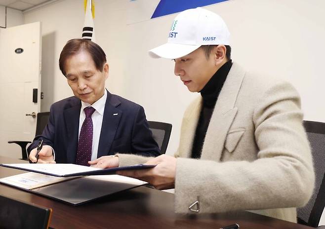 가수 겸 배우 이승기가 3일 카이스트에 발전기금 3억원 기부 약정서에 서명하고 있다. 카이스트 제공