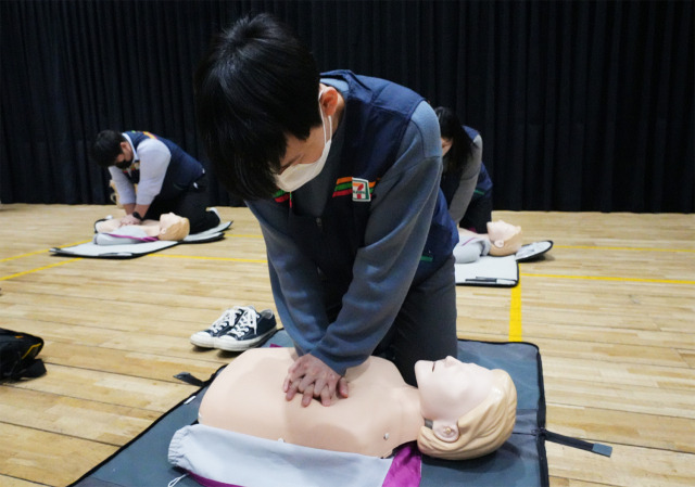 지난 2일 서울특별시청 다목적홀에서 편의점 직원이 심폐소생술을 교육받고 있다. /사진제공=세븐일레븐