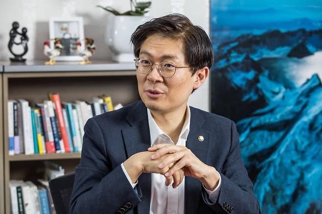 조정훈 시대전환 대표가 1월6일 국회 의원회관에서 시사저널과 인터뷰를 하고 있다. ⓒ시사저널 최준필