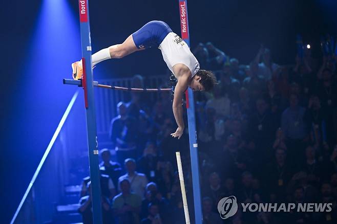 듀플랜티스, 위대한 시즌의 서막 (웁사라[스웨덴] AFP=연합뉴스) '젊은 황제' 듀플랜티스가 3일(한국시간) 스웨덴 웁사라에서 열린 세계육상연맹 인도어투어 챌린저 미팅 몬도 클래식 남자 장대높이뛰기 경기에서 가볍게 바를 넘고 있다.