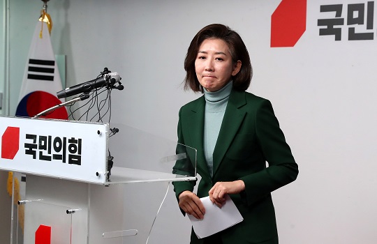 지난달 25일 나경원 전 국민의힘 의원이 서울 여의도 국민의힘 당사에서 당 대표 경선 불출마를 선언한 뒤 이동하고 있다. 사진=뉴시스