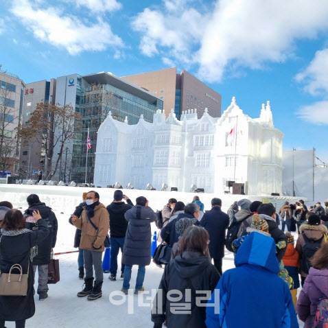 코로나19로 중지됐던 삿포로(札晃) 눈축제가 3년 만에 재개한 가운데 4일 관람객들이 눈축제에서 전시된 작품들을 보고 있다. (사진=박진환 기자)