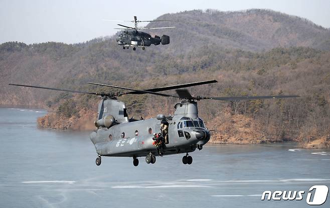 공군 제6탐색구조비행전대 관계자들이 3일 오후 충북 진천군 초평저수지에서 '공군 혹한기 수상·수중 구조작전 훈련'을 하고 있다. 이날 공군 6전대는 HH-60, HH-47, HH-32 헬기를 이용해 탐색구조훈련을 진행했다.2023.2.3/뉴스1ⓒ News1 김기남 기자