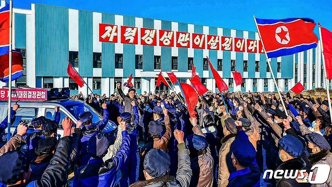 (평양 노동신문=뉴스1) = 북한 노동당 기관지 노동신문은 4일 "새해 벽두부터 일별 계획을 드팀없이 수행하며 전진＂하고 있다며 금성트렉터공장 일꾼, 노동계급의 성과를 조명했다. 신문은 "지금도 공장의 일꾼들과 노동계급은 불같은 일념으로 우리가 만든 풍년철마들을 더 많이 생산 보장하기 위해 계속 혁신, 전진의 기치를 높이 들고 힘차게 내달리고 있다"라고 전했다. [국내에서만 사용가능. 재배포 금지. DB 금지. For Use Only in the Republic of Korea. Redistribution Prohibited] rodongphoto@news1.kr