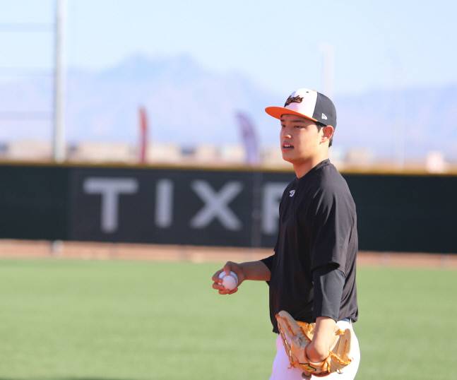 한화 선발투수 문동주가 지난 3일(한국시간) 미국 애리조나주 메사 벨뱅크파크에서 캐치볼을 하고 있다. 애리조나 | 윤세호기자 bng7@sportsseoul.com