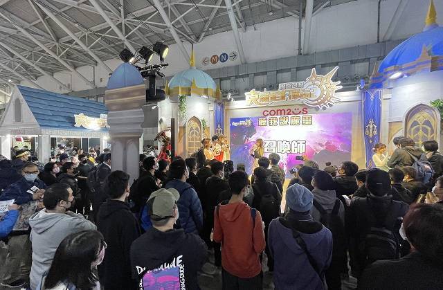 '2023 타이베이 게임쇼'가 대만에서 2일 개막한 가운데 관람객들이 '서머너즈 워: 크로니클' 부스를 둘러보고 있다. /컴투스