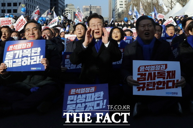 더불어민주당이 4일 서울 세종대로에서 윤석열정권 민생파탄-검사독재 규탄 대회를 열었다. 이날 발언하는 이재명 대표(가운데) 등 민주당 지도부. /뉴시스