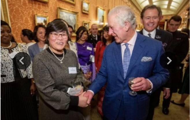 영국 찰스 3세 국왕과 악수하는 탈북민 박지현(53) 씨(사진=연합뉴스/트위터 캡처)