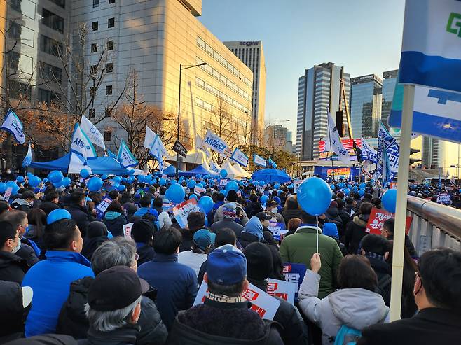 4일 오후 서울 중구 시청역 앞 세종대로에서 민주당이 윤석열 정권 규탄대회를 벌이고 있다./이민준 기자
