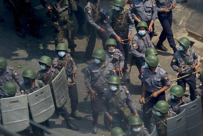 2021년 3월 무장한 미얀마 군경이 쿠데타에 반대하는 시위대를 향해 접근하고 있다. /AP·연합뉴스