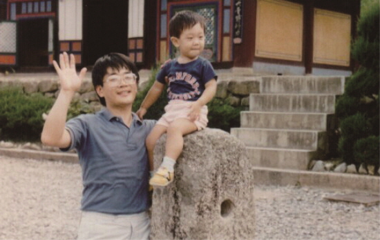 1985년 설악산 신흥사에서 허명회 교수(왼쪽)와 어린 허준이 교수. 허명회 제공