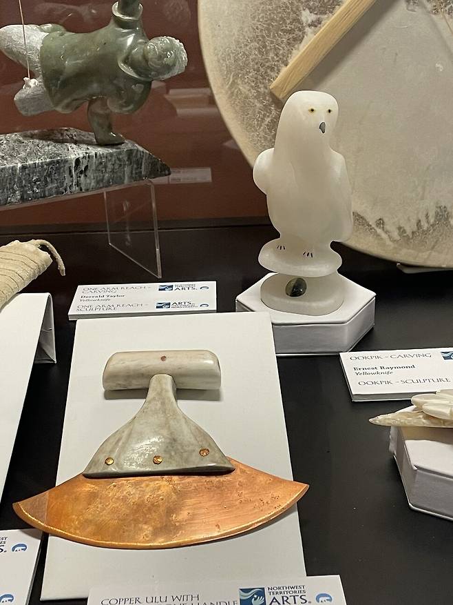 옐로나이프의 상징인 구리 칼. 선주민들이 고기를 자르거나 가죽을 벗길 때 사용했다. 오른쪽 위는 옐로나이프에서 서식하는 뇌조의 모형이다. 이유진 기자