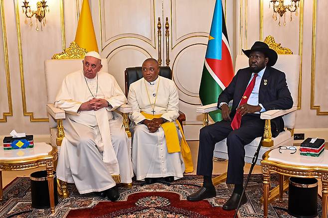 2023년 2월3일 남수단을 방문한 프란치스코 교황(맨 왼쪽)이 대통령궁에서 살바 키르 남수단 대통령(오른쪽)의 영접을 받고 있다. 주바/UPI 연합뉴스