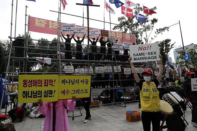 2022년 7월16일 오후 2022 서울퀴어퍼레이드가 열린 서울광장 인근에서 기독교 단체들이 퀴어퍼레이드 반대 시위를 하고 있다 김명진 기자 littleprince@hani.co.kr