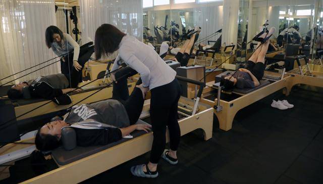 지난달 30일 광주광역시 서구 치평동의 한 센터에서 필라테스 수업이 진행되고 있다. 이날부터 실내 마스크 착용 의무가 해제돼 수강생과 강사가 마스크를 벗고 운동하고 있다. 광주=뉴스1