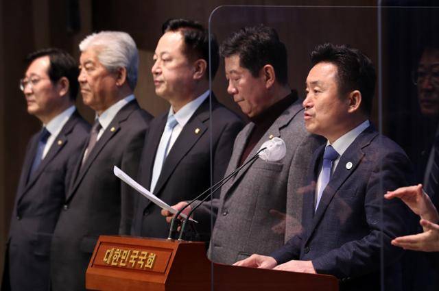 최인호 더불어민주당 의원과 부산·울산·경남 지역구 의원들이 지난달 31일 서울 여의도 국회 소통관에서 기자회견을 하고 있다. 이들은 가덕신공항 건설을 홀대하고 TK신공항만 챙기는 현 정부와 국민의힘의 이중적인 행태를 더 이상 좌시하지 않겠다고 전했다. 뉴시스