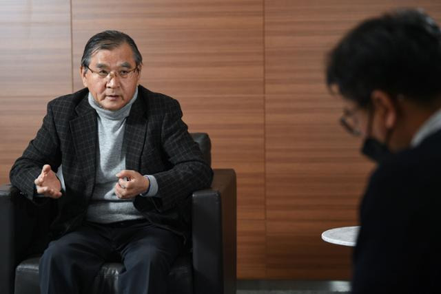 김대환 전 노동부 장관이 지난달 26일 서울 중구 한국일보에서 대담을 하고 있다. 김영원 인턴기자