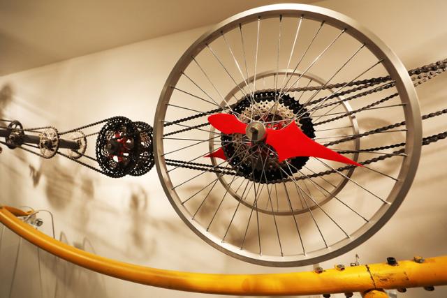 래리 프랜슨의 ‘서스팬디드 타임’. 54개의 자전거 기어(톱니)와 27개 체인이 정교하게 작동하는 대형 시계다. ⓒ박준규