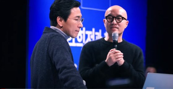 2017년 2월 방송인 홍석천 씨(오른쪽)가 안희정 전 충남지사와 방송을 진행하고 있다. 유튜브 캡처