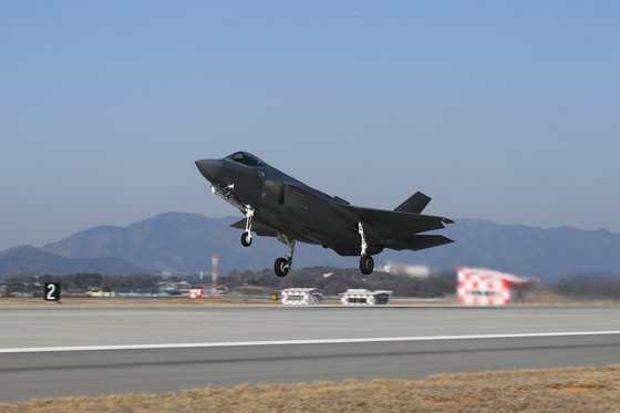 한국 공군 스텔스 전투기 F-35A '프리덤 나이트(Freedom Knight)'가 3일 한미 연합공중훈련 참가를 위해 청주기지 활주로를 이륙하고 있다. 연합뉴스