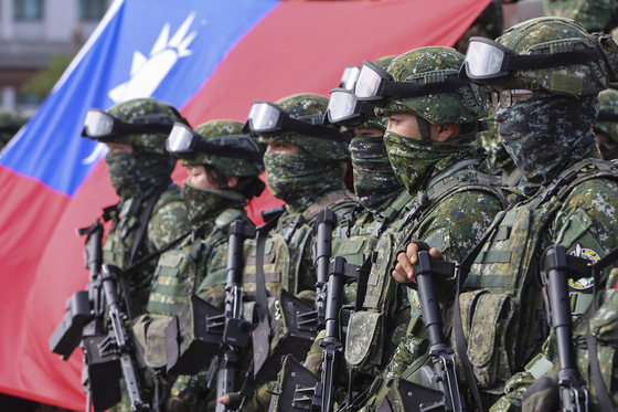 대만 군인들이 지난달 가오슝에서 중국의 군사적 침략을 가정한 방어 강화 훈련을 마치고 대만 국기와 함께 포즈를 취한 모습. [AP=연합뉴스]